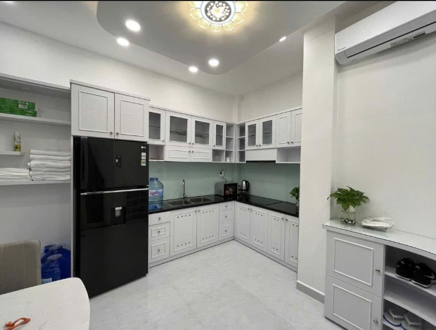 Khách sạn hẻo lánh Phuong Golden *